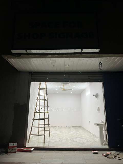 Shop in Knowledge Park Ii, Greater Noida for Rent 