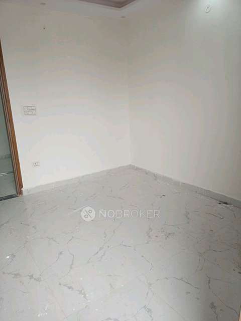 3 BHK Flat In E Block Vinod Nagar  For Sale  In Swami Parmanand Prakritik Chikitsalaya Yoga & Anusandhan Kendra