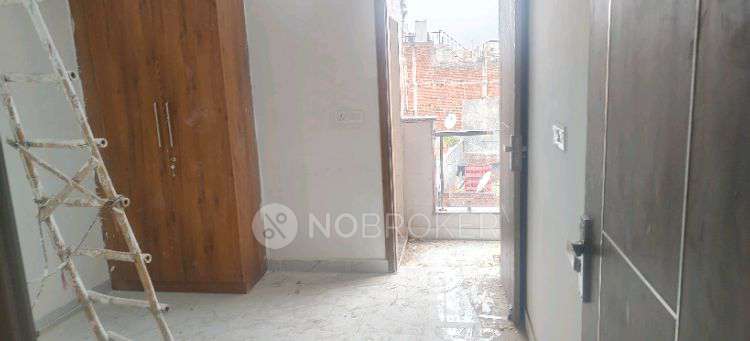 3 BHK Flat In E Block Vinod Nagar  For Sale  In Swami Parmanand Prakritik Chikitsalaya Yoga & Anusandhan Kendra