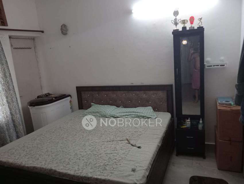 Single Room for Male In 2 BHK  In Shipra Suncity, Indirapuram In Indirapuram