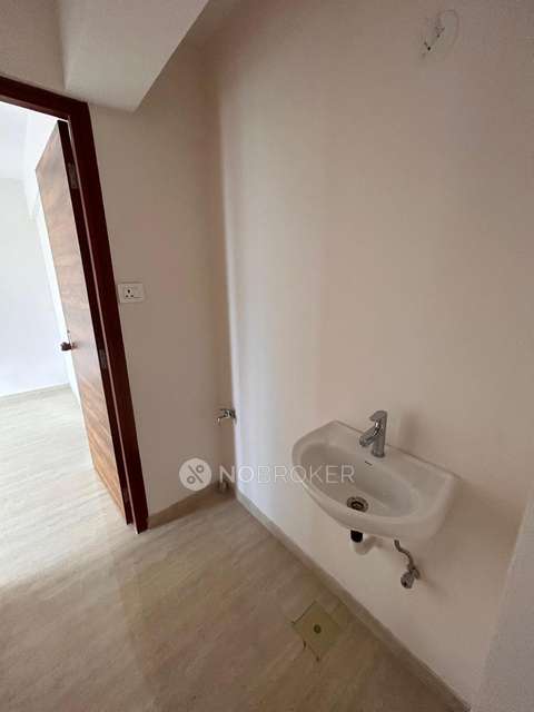 2 BHK Flat In Je And Vee Om Trimurti For Sale  In Malad East