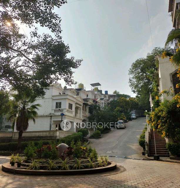 Single Room for Female In 2 BHK  In Palace Orchard In Mohammed Wadi