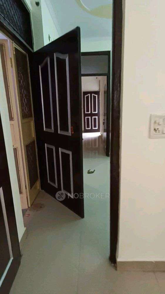 Independent House Talab chowk main road mandawali school gate no 2 Rent