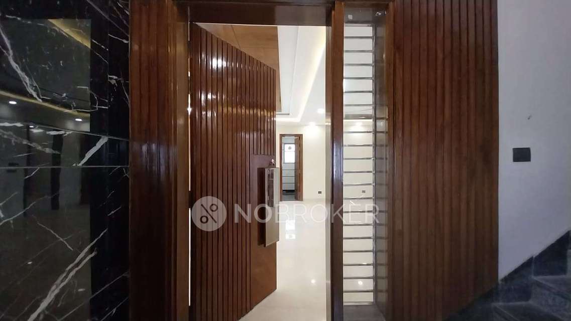 4 BHK Flat In Hbs Housing Colony For Sale  In Sector 28