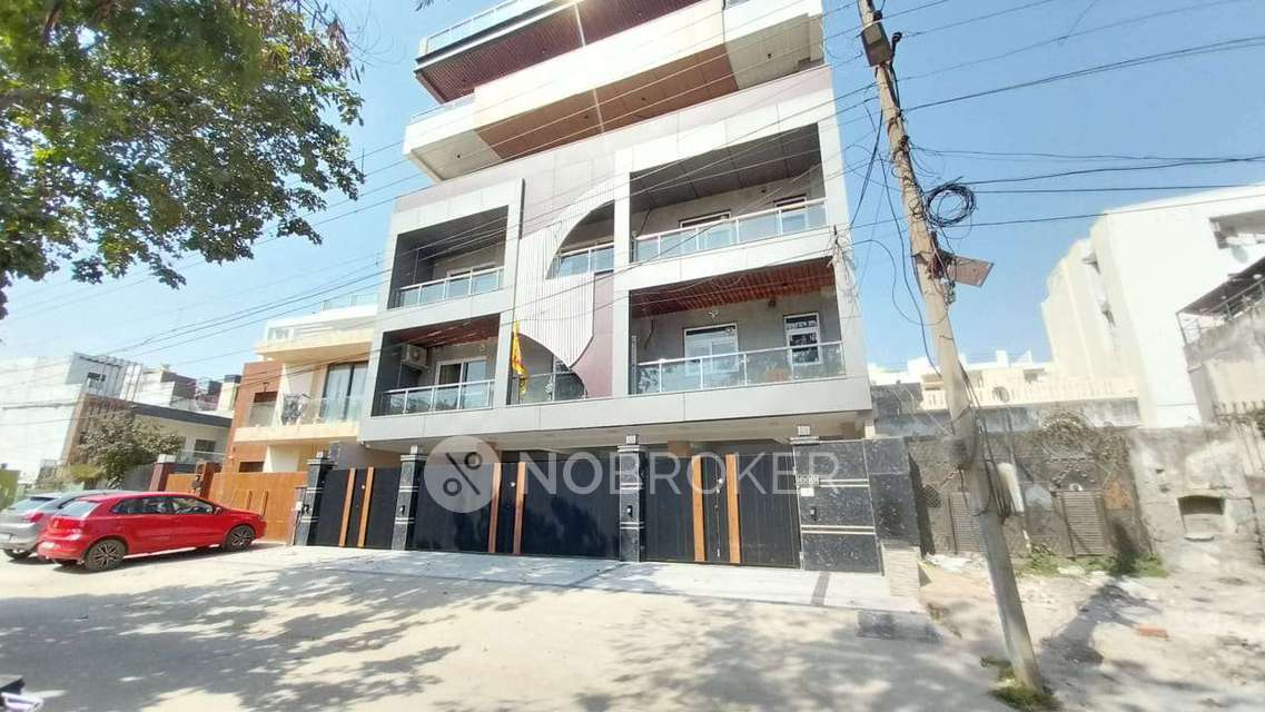 4 BHK Flat In Hbs Housing Colony For Sale  In Sector 28