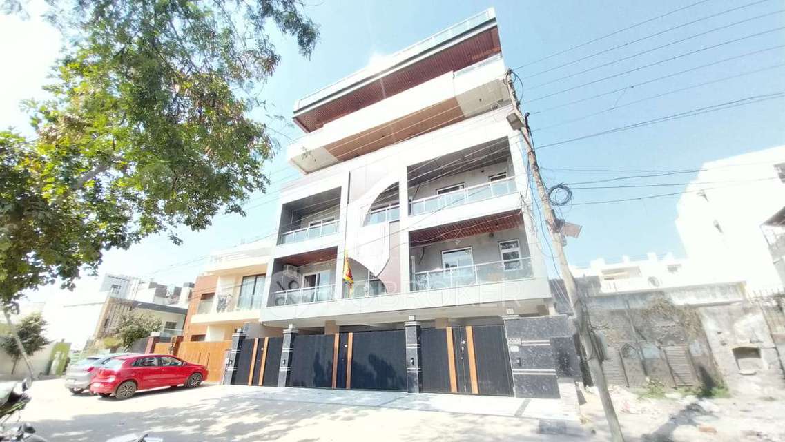 4 BHK Flat In Hbs Housing Colony For Sale  In Sector 28