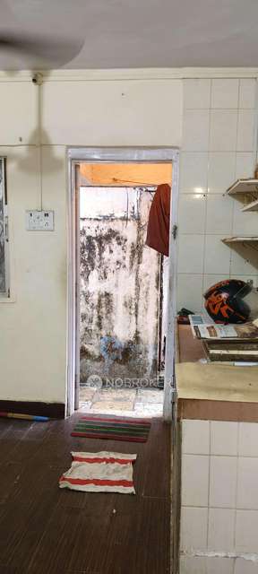 1 RK Flat In Paiwar Chs For Sale  In Santacruz West