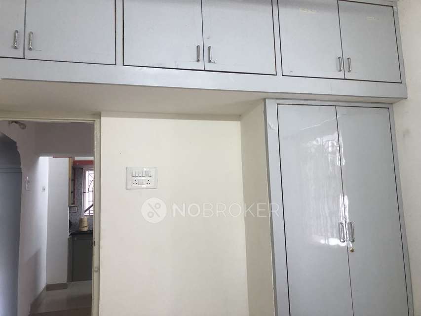 Shared Room for Female In 3 BHK  In Mcn Nagar