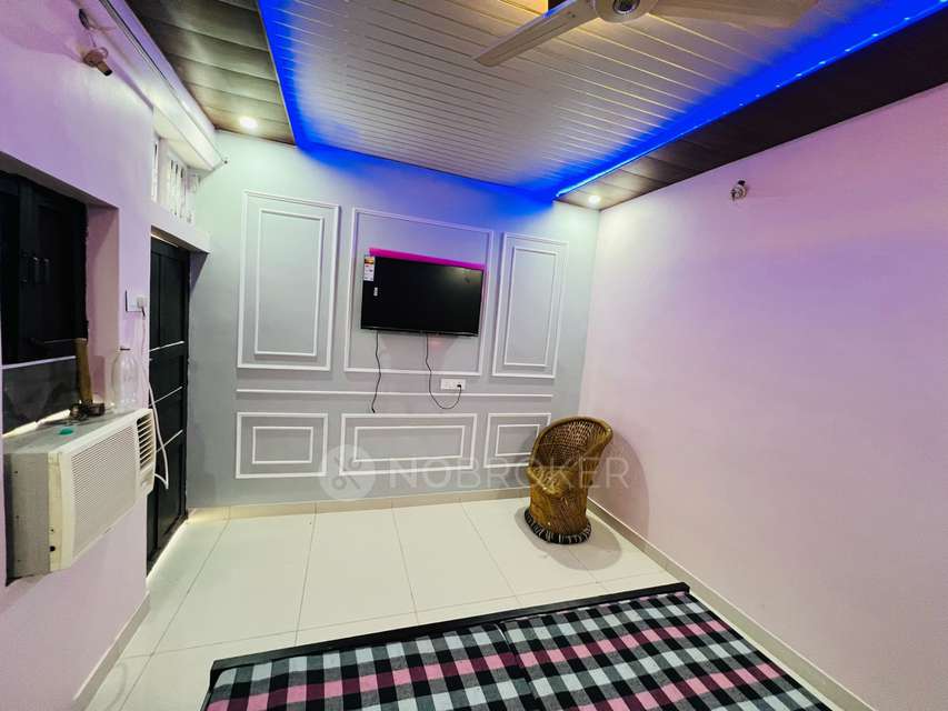 2 BHK Flat In Furnished Floor for Rent  In Sector 13