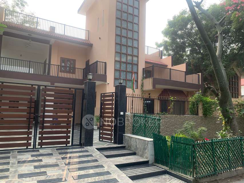 Commercial Property in Sigma Iv, Greater Noida for Rent 