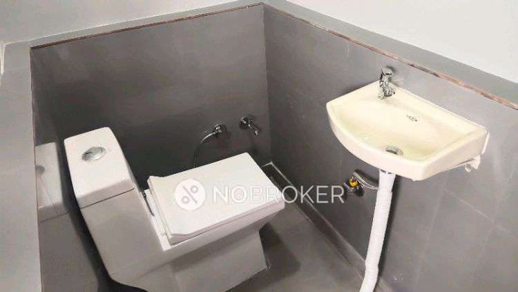 4 BHK Flat In Standalone Building  For Sale  In  Mukherjee Nagar