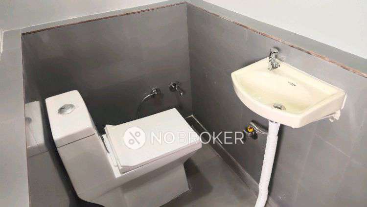 4 BHK Flat In Standalone Building  For Sale  In  Mukherjee Nagar