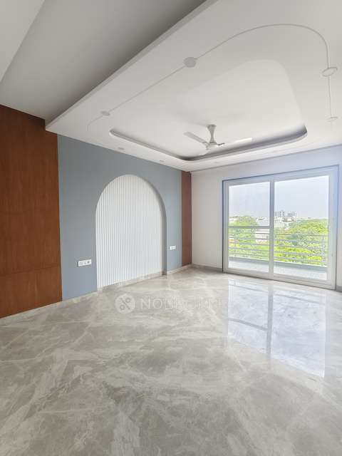 4+ BHK Flat For Sale  In G Block Park