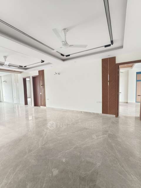 4+ BHK Flat For Sale  In G Block Park