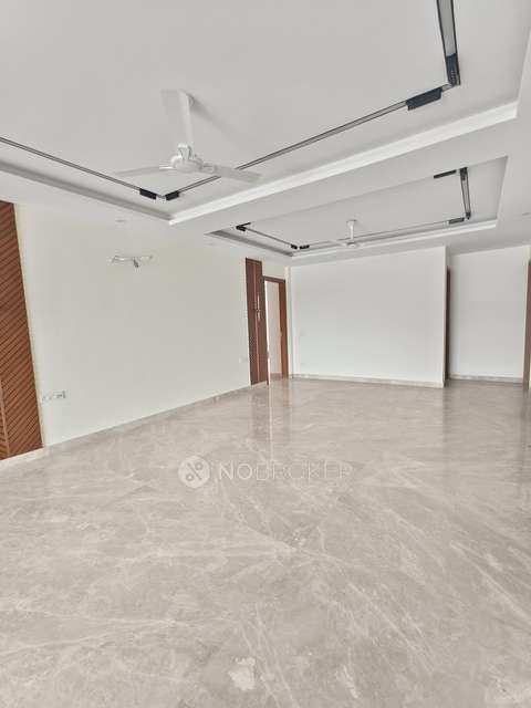 4+ BHK Flat For Sale  In G Block Park