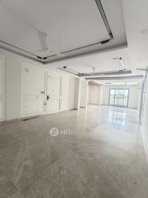 4+ BHK Flat For Sale  In G Block Park