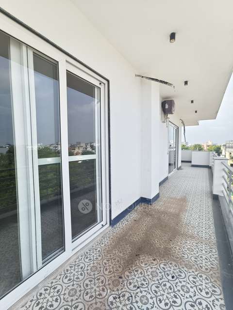 4+ BHK Flat For Sale  In G Block Park