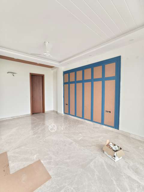 4+ BHK Flat For Sale  In G Block Park