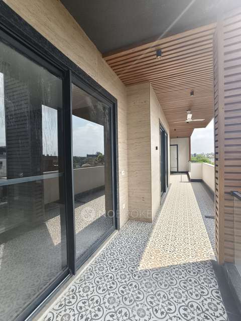 4+ BHK Flat For Sale  In G Block Park