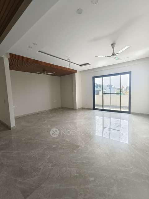 4+ BHK Flat For Sale  In G Block Park