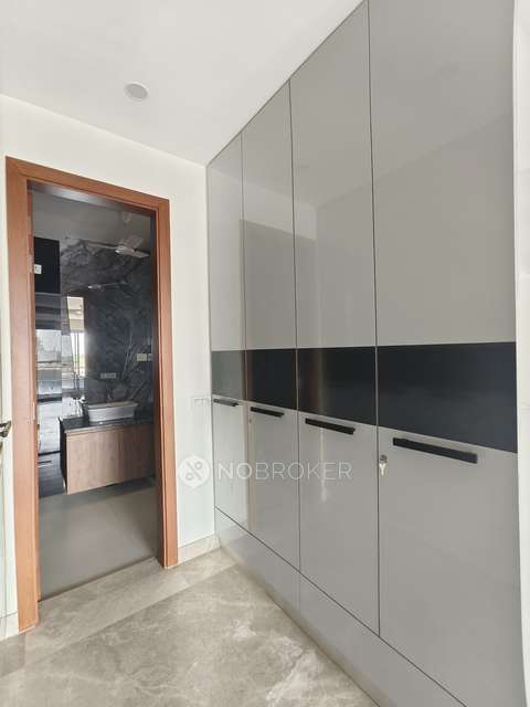 4+ BHK Flat For Sale  In G Block Park