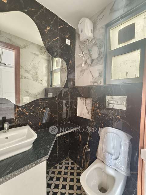 4+ BHK Flat For Sale  In G Block Park