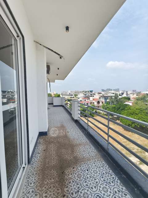 4+ BHK Flat For Sale  In G Block Park