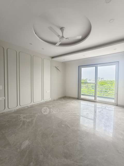 4+ BHK Flat For Sale  In G Block Park