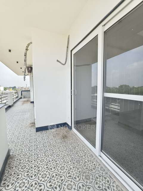 4+ BHK Flat For Sale  In G Block Park