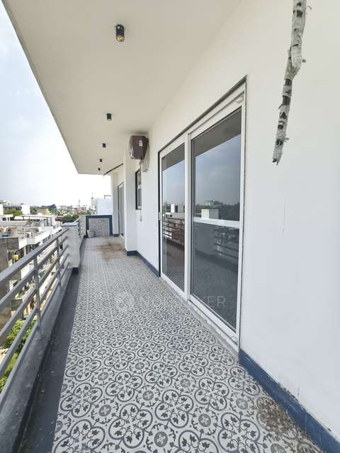 4+ BHK Flat For Sale  In G Block Park