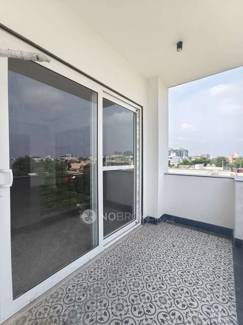 4+ BHK Flat For Sale  In G Block Park