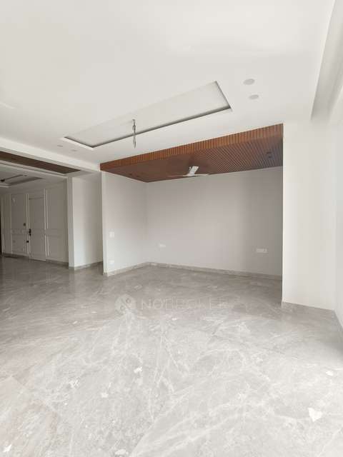 4+ BHK Flat For Sale  In G Block Park