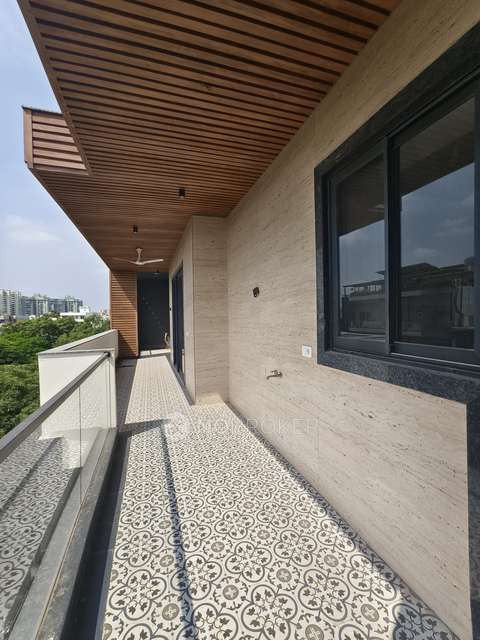 4+ BHK Flat For Sale  In G Block Park