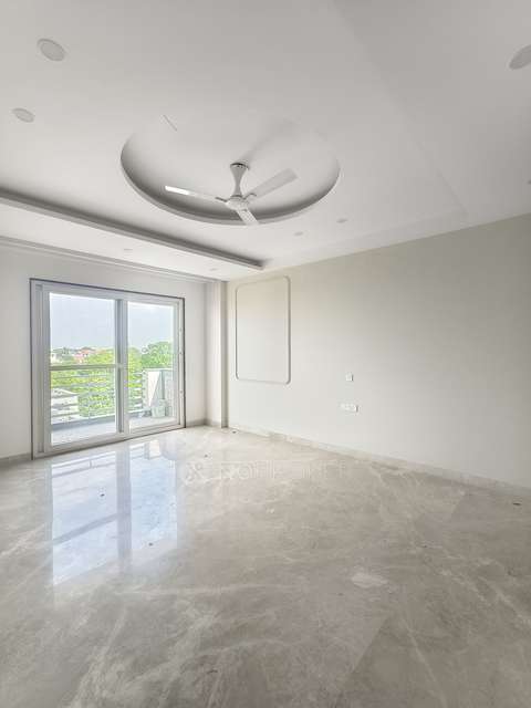 4+ BHK Flat For Sale  In G Block Park