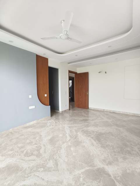 4+ BHK Flat For Sale  In G Block Park