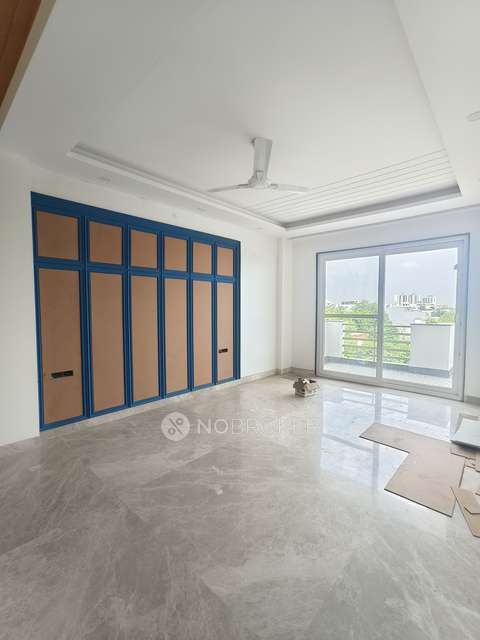 4+ BHK Flat For Sale  In G Block Park