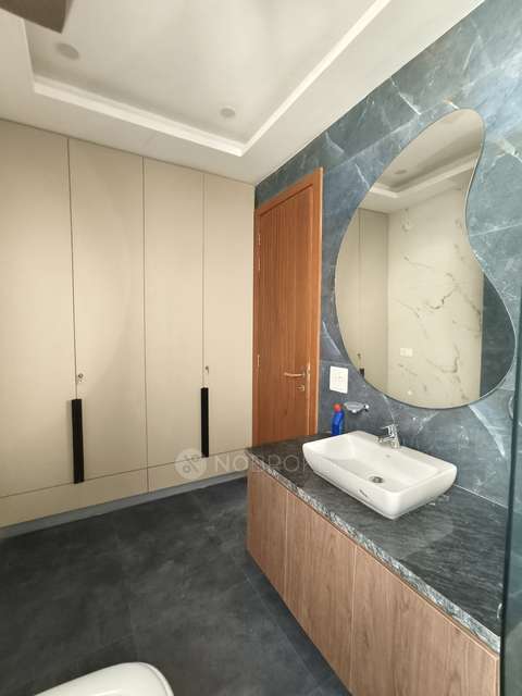 4+ BHK Flat For Sale  In G Block Park