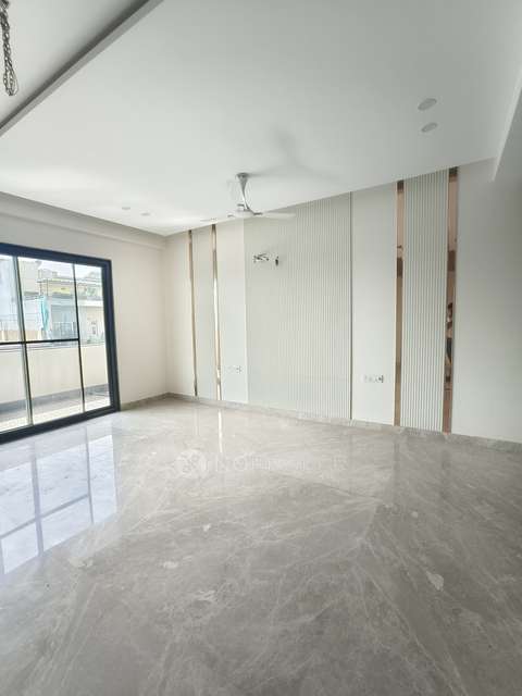 4+ BHK Flat For Sale  In G Block Park