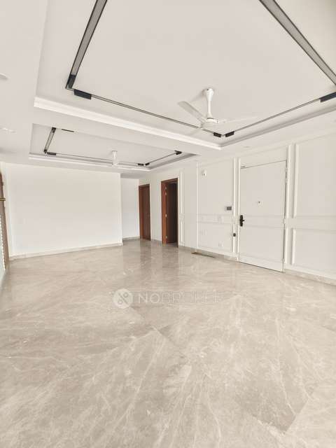 4+ BHK Flat For Sale  In G Block Park