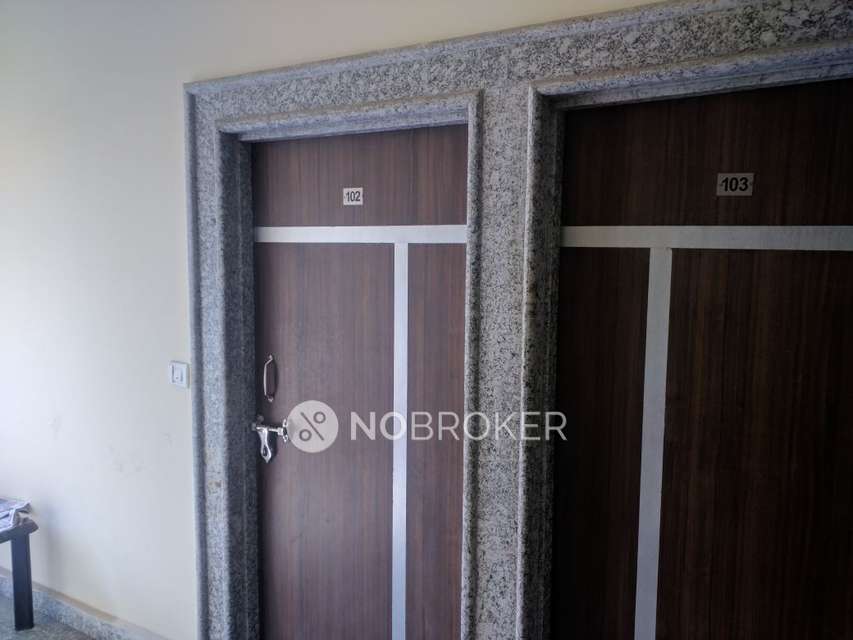 4+ BHK Flat In Babujee Building  For Sale  In Chipiyana Buzurg