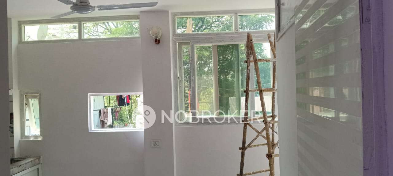 1 BHK Flat In Standalone Building	 for Rent  In Panchsheel Park
