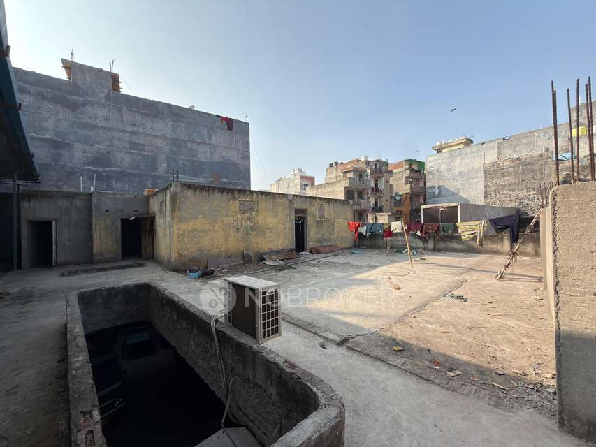 Godown/Warehouse in Kushal Chowk, Sant Nagar, Delhi for Rent 