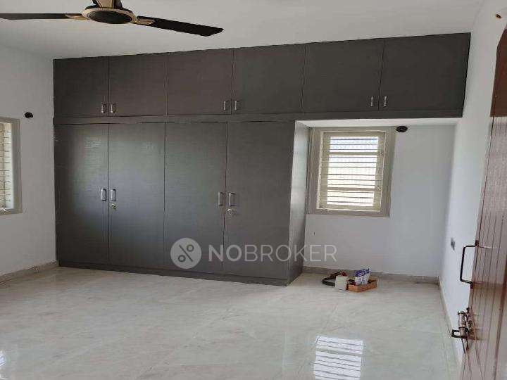 1 BHK Flat In Standalone Building  for Rent  In  Defence Colony,