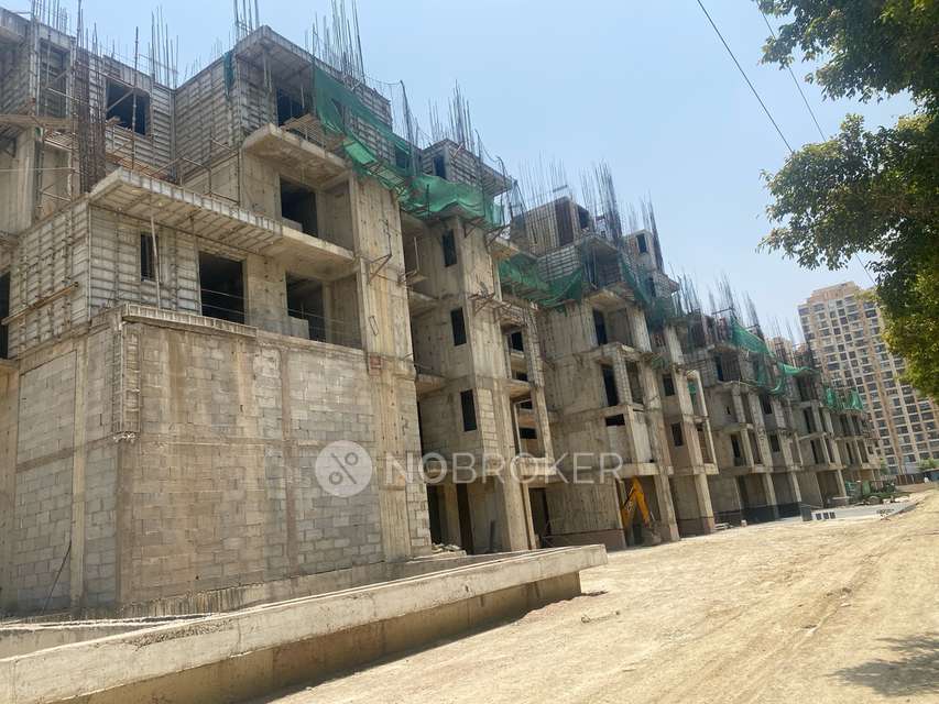 4+ BHK Flat In Mahagun Montage For Sale  In Crossings Republik