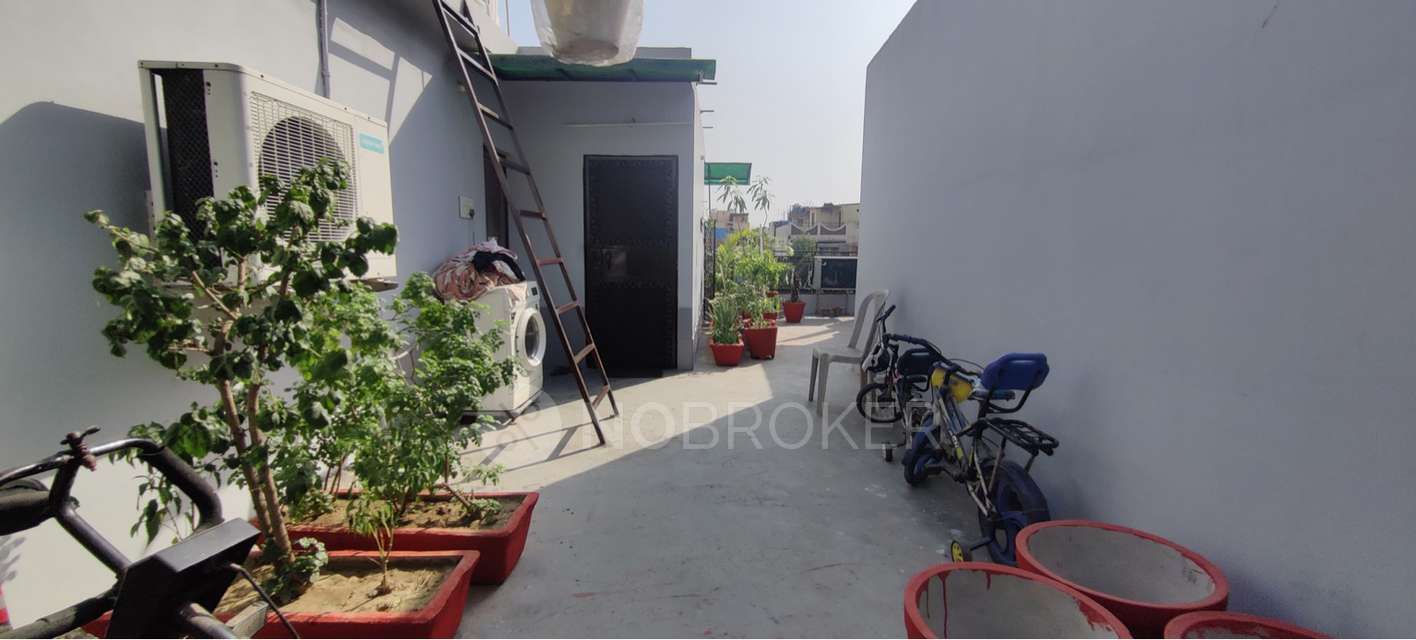 3 BHK Flat In Standalone Building   For Sale  In Dilshad Colony