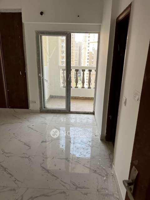 3 BHK Flat In Purvanchal Royal Park For Sale  In Chi V