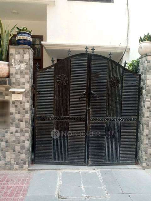 1 BHK Flat In Standalone Building  for Rent  In Sector 43