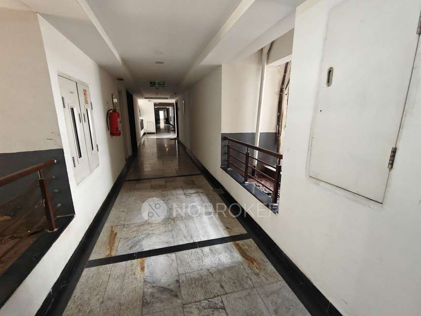 Single Room for Female In 3 BHK  In Golf Edge Residence In Gachibowli