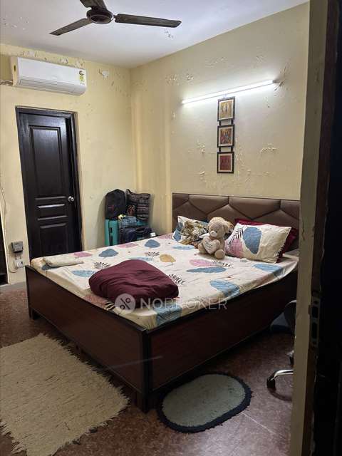 Single Room for Female In 3 BHK  In Logix Blossom County In Sector 137