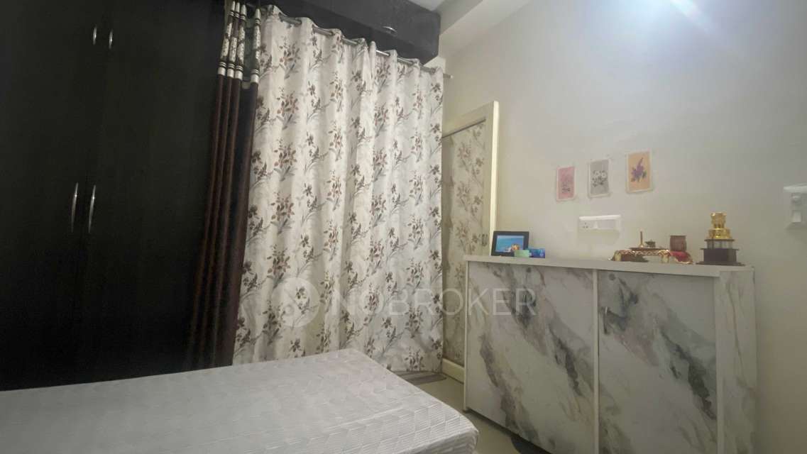 Single Room for Female In 3 BHK  In Radicon Vedantam In Gaur City 2